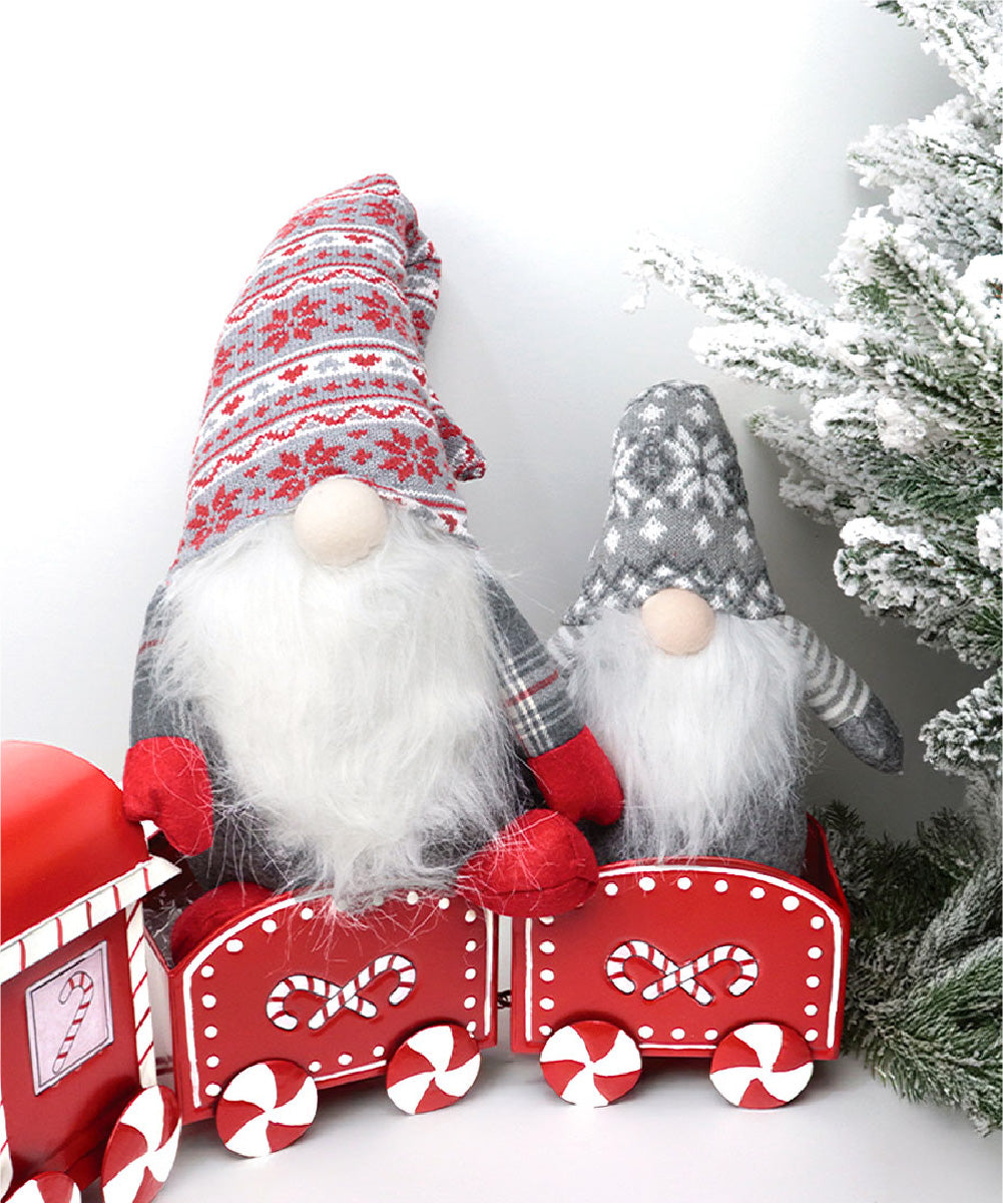 Gnomo sentado con gorro estilo nordico